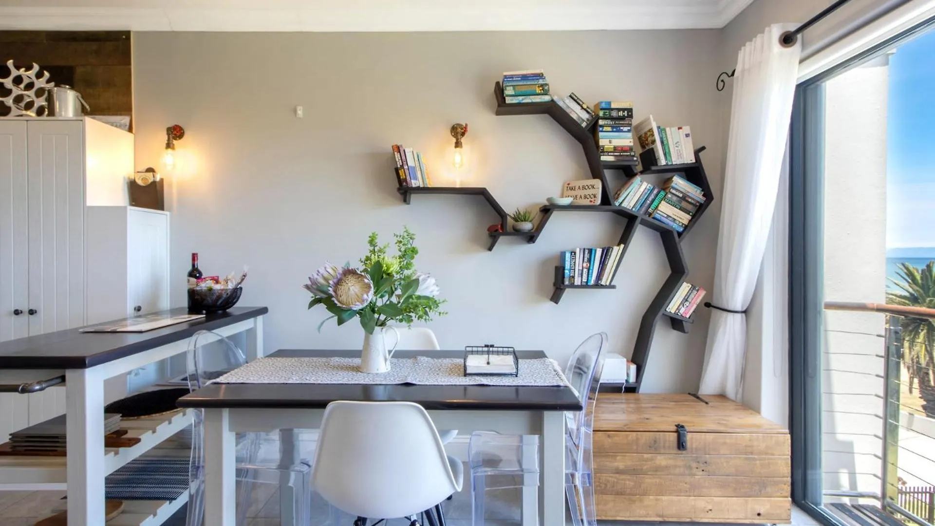 Apartment18Lifestyle Gordons Bay Beachfront 0*,  南アフリカ
